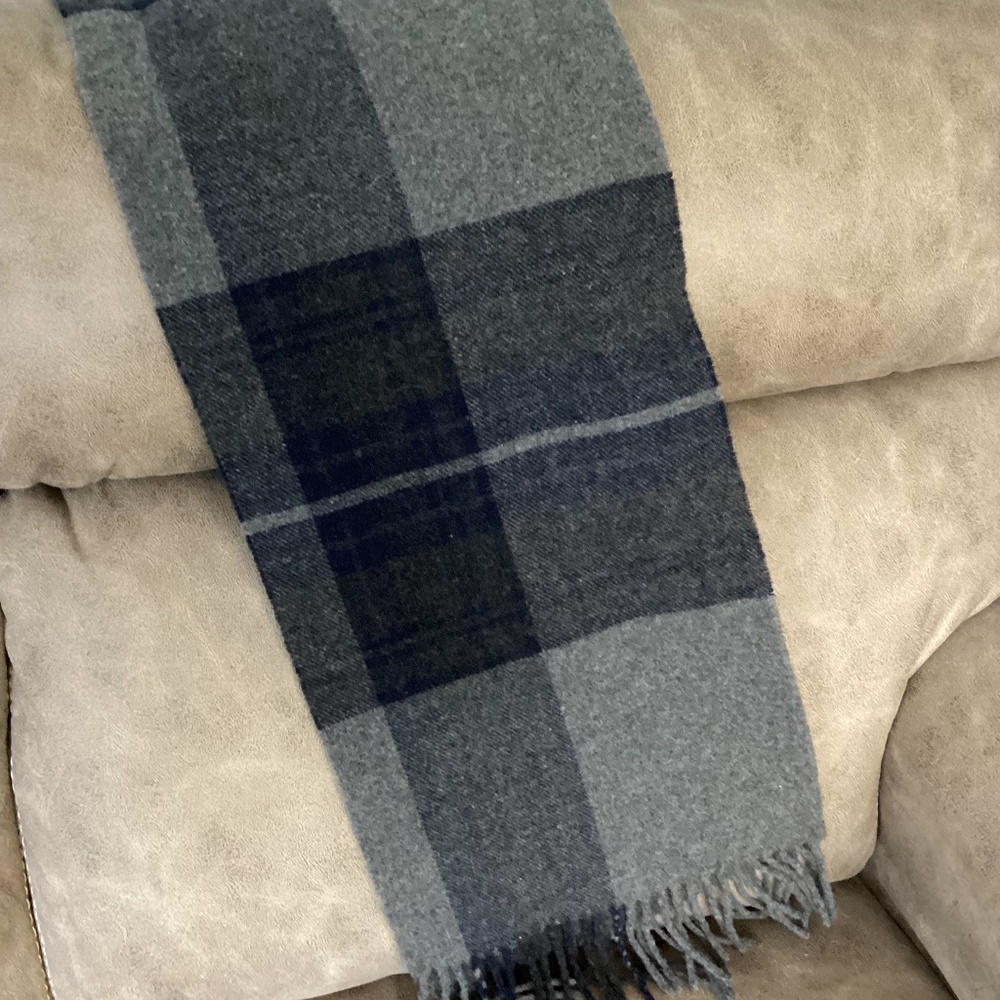 100% Italian lambs wool unisex scarf gray navy plaid like new